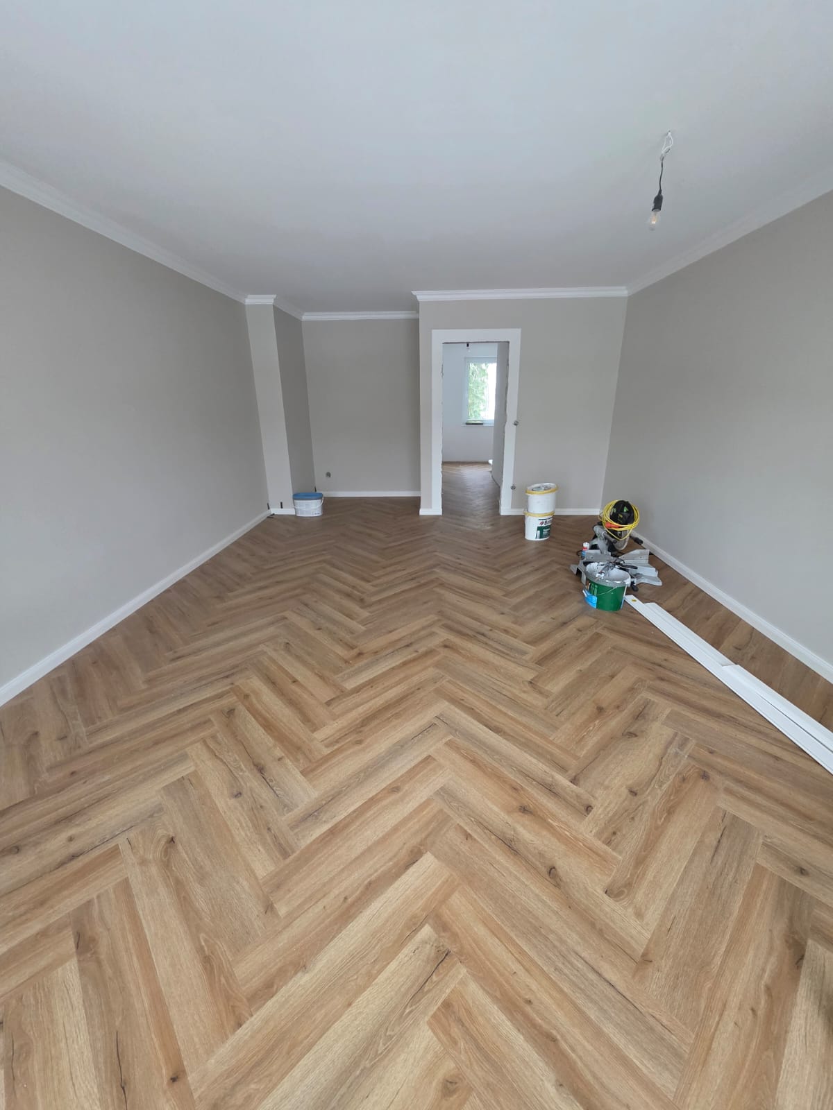 Detailaufnahme sauberer Malerarbeit im Wohnbereich